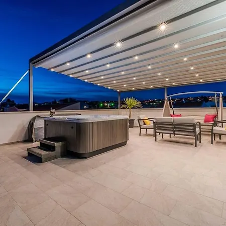 I Penthouse 2 Mit Dachterrasse & Jacuzzi *